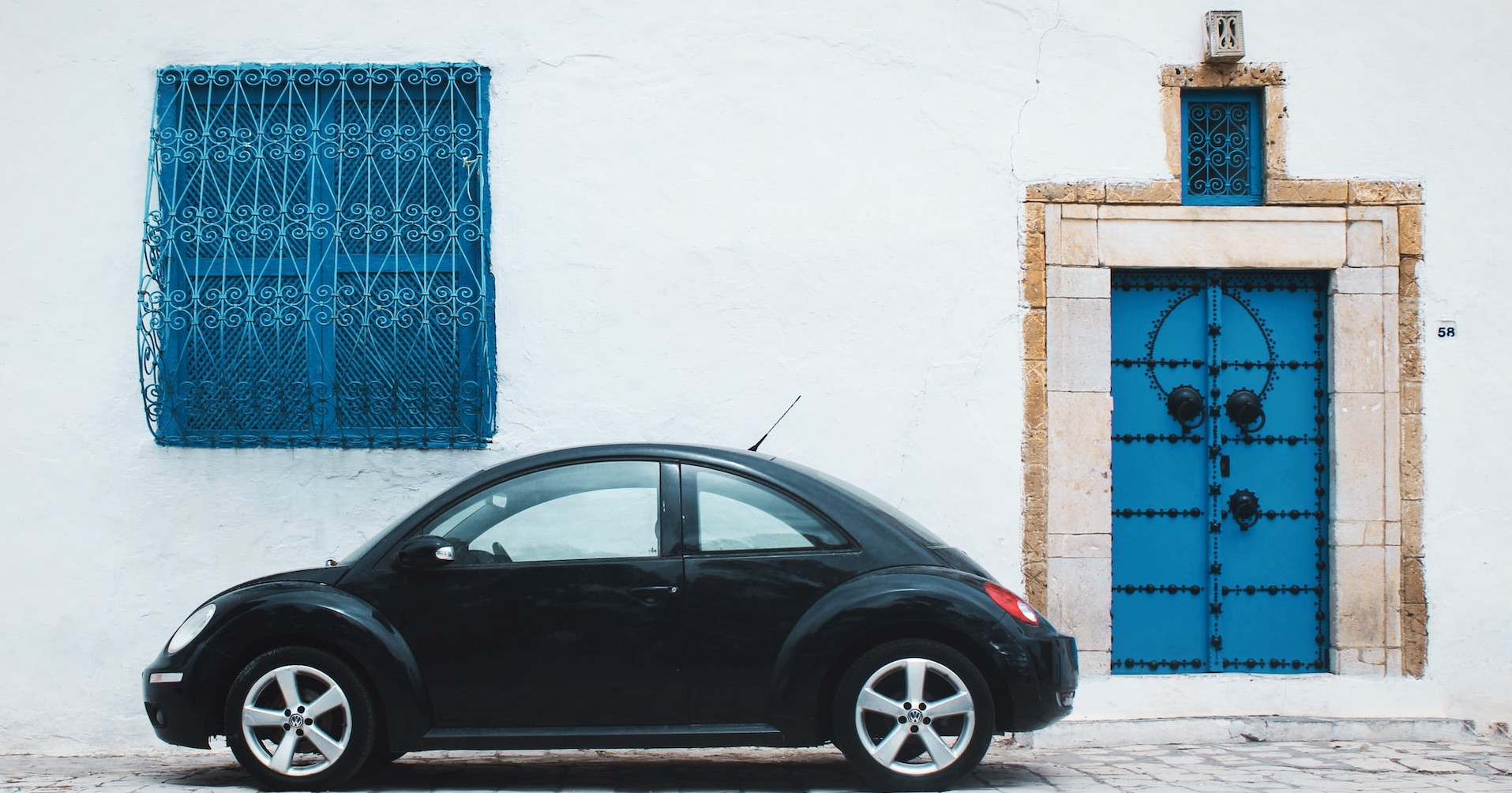 Traditional old door and window in Tunis © Haythem Gataa